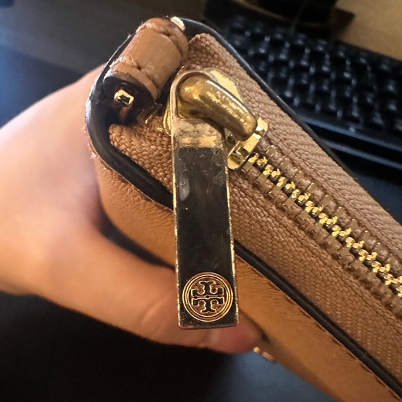 Tory Burch Robinson Zip Continental Wallet - Picture 4 of 9